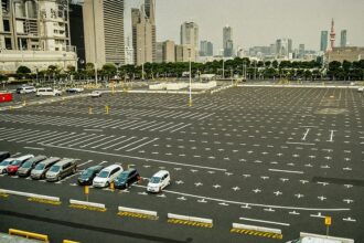 Japanese Parking Etiquette: Image of a parking lot showing cars parked at varying distances, reflecting the custom.